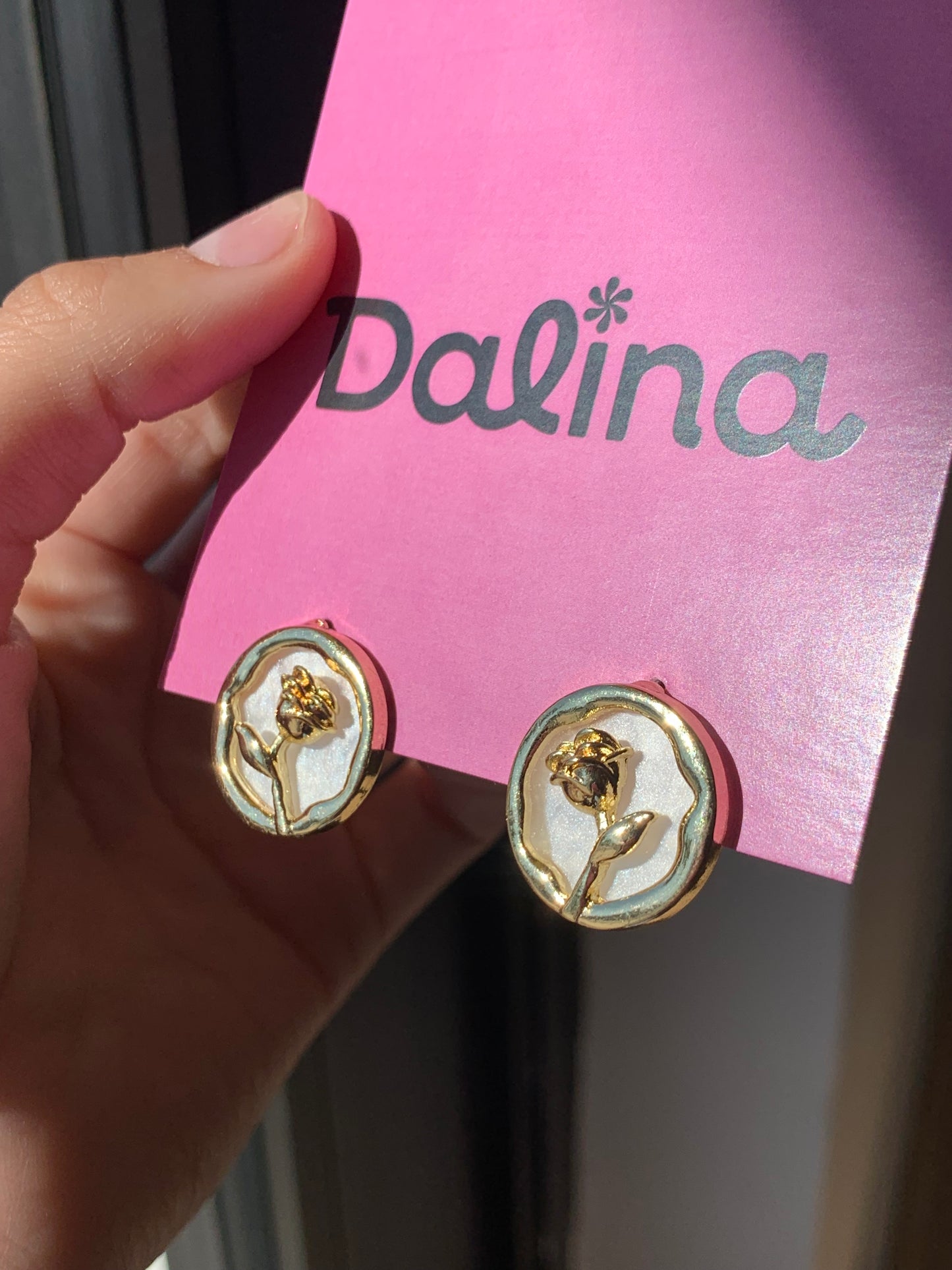 ARETES DE FLOR BLANCO CON DORADO