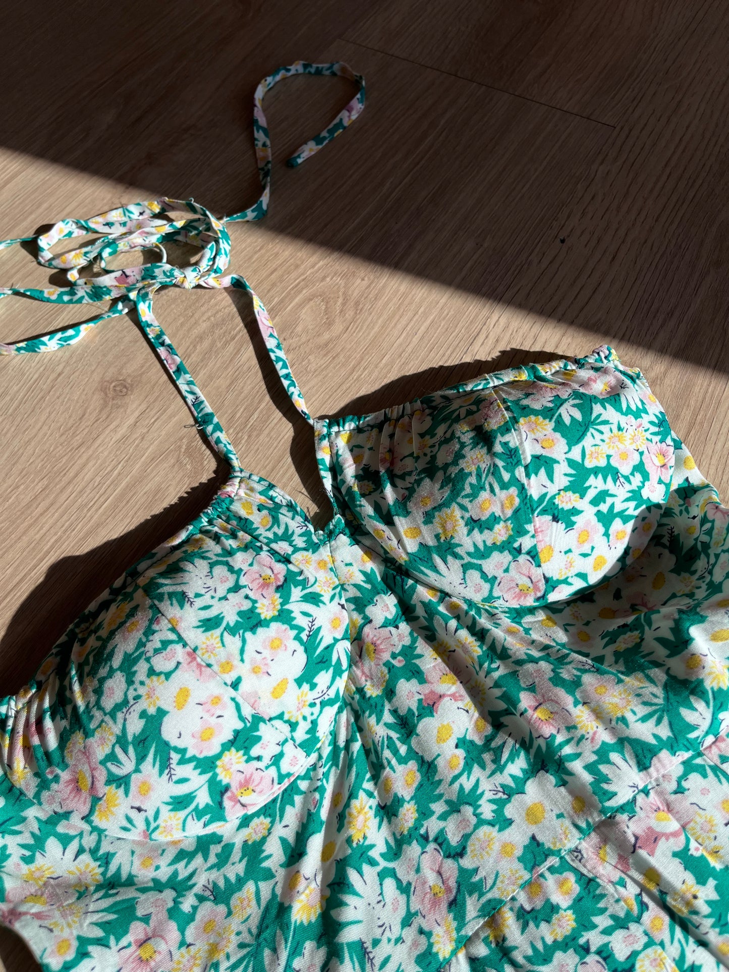 VESTIDO HALTER VERDE CON FLORES