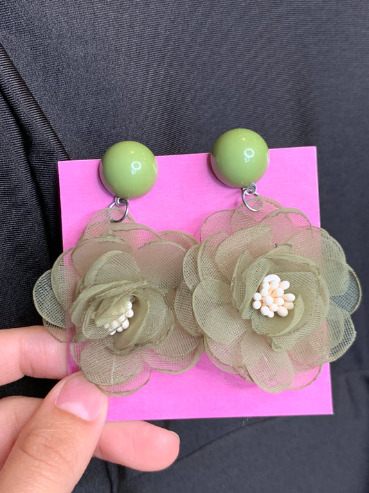 ARETES COLGANTES CON FLOR VERDE