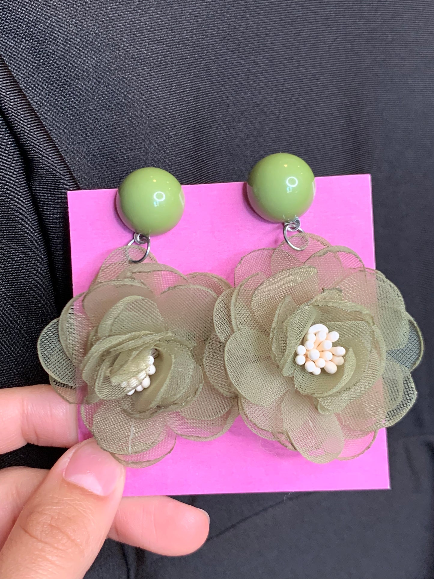 ARETES COLGANTES CON FLOR VERDE