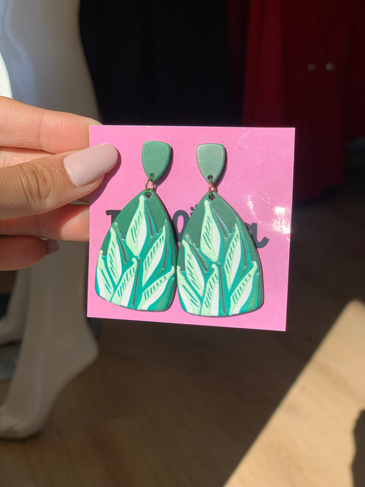 ARETES CON HOJAS PINTADAS